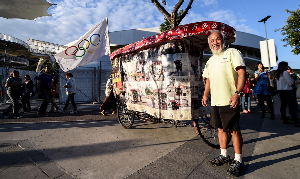 Китайский крестьянин на трицикле появился на Олимпийском стадионе в Рио
