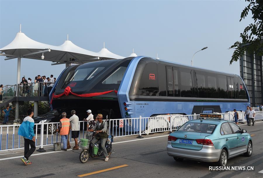Дорожные испытания надземного автобуса прошли в Китае