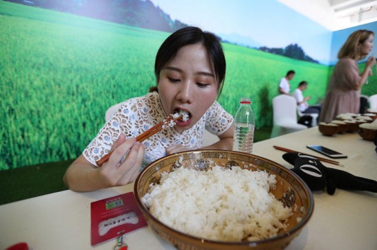 На конкурсе по поеданию риса китаянка съела 4 кг риса