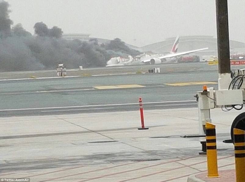 Самолет авиакомпании "Эмирейтс" совершил аварийную посадку в аэропорту Дубая, пострадавших нет