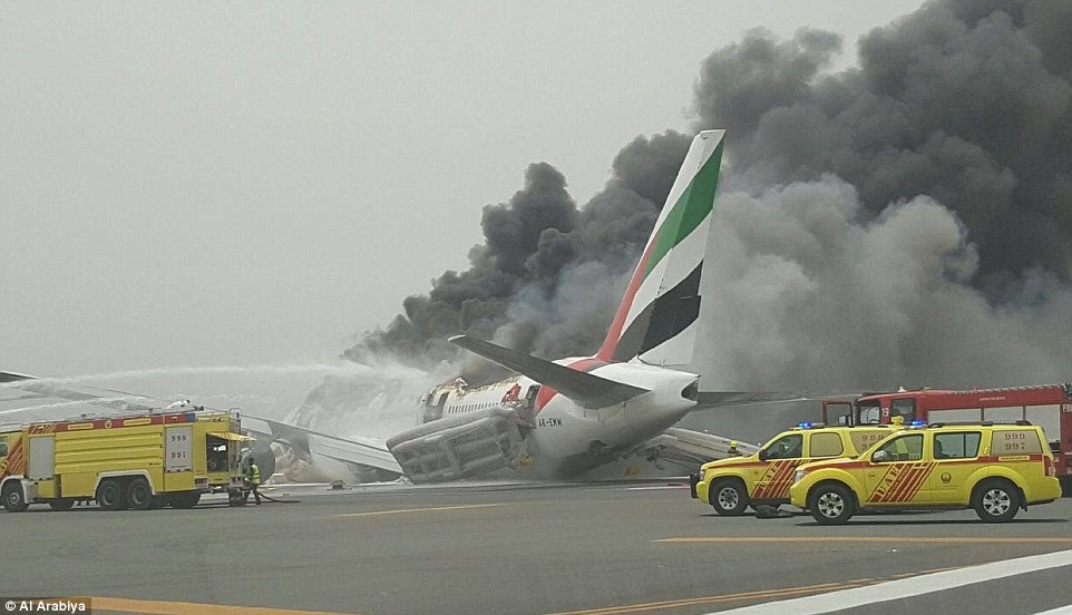 Самолет авиакомпании "Эмирейтс" совершил аварийную посадку в аэропорту Дубая, пострадавших нет