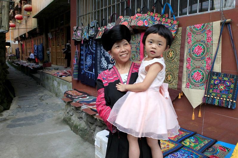 Китайская деревня, где живут женщины с самыми длинными волосами