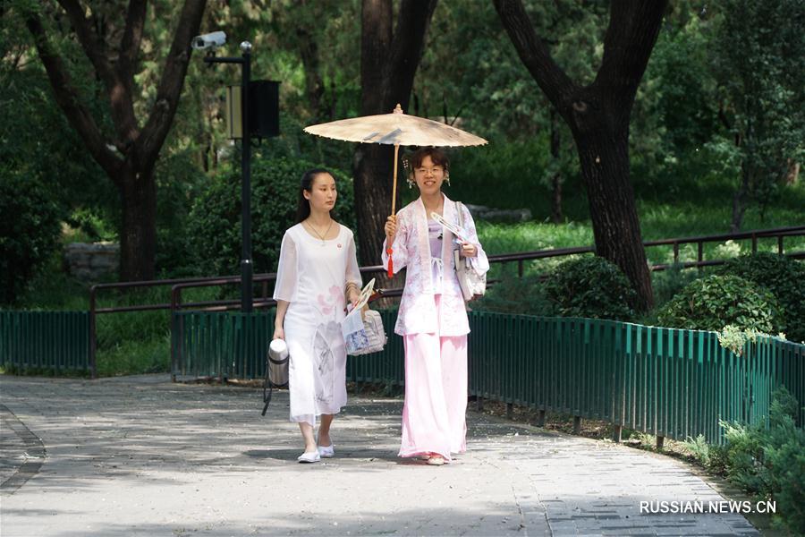 Праздничное шоу традиционных китайских нарядов в одном из парков Пекина