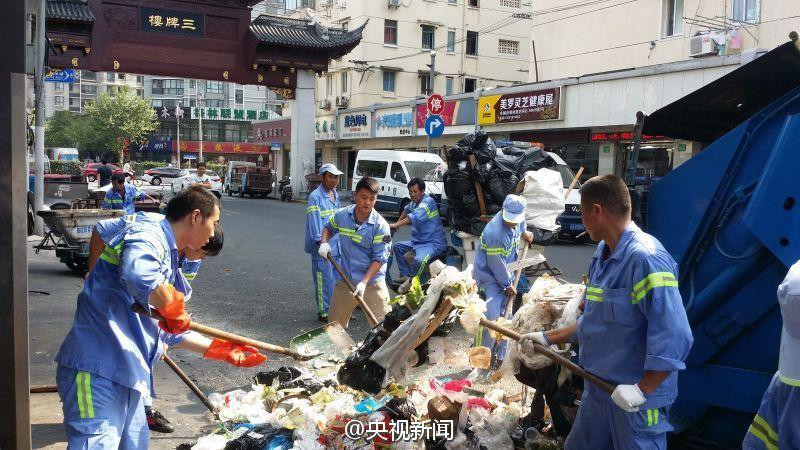 Шанхайские коммунальщики перерыли 5 тонн мусора, чтобы найти утерянный туристами телефон