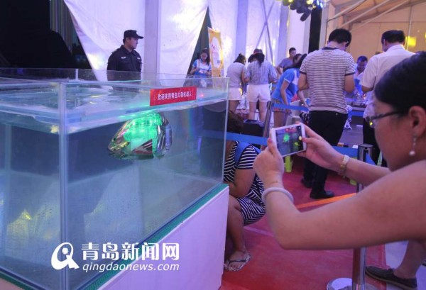 Робот-рыба на фестивале пива в Циндао