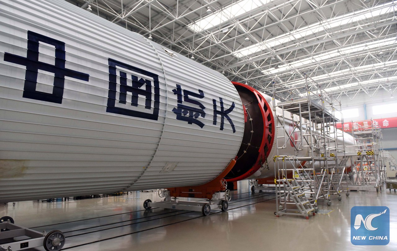 Китайский пилотируемый космический корабль "Шэньчжоу-11" доставлен на космодром