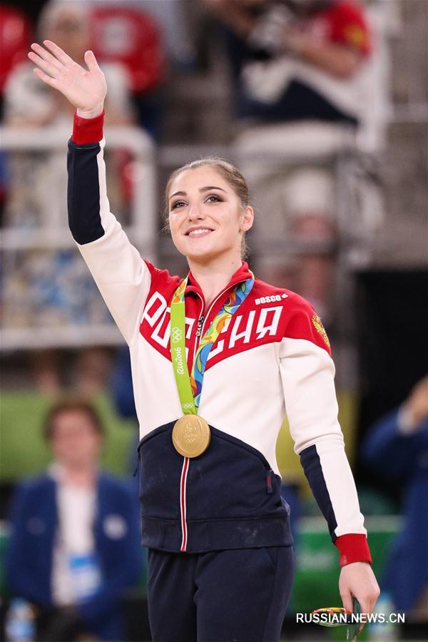 Российская гимнастка Алия Мустафина завоевала "золото" Олимпиады в упражнениях на брусьях