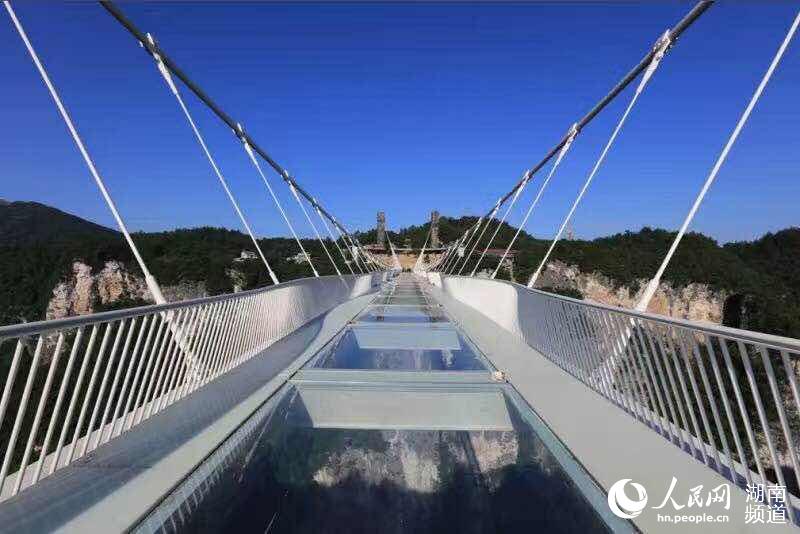 Стеклянный мост в Чжанцзяцзе 20 августа поступит в тестовую эксплуатацию