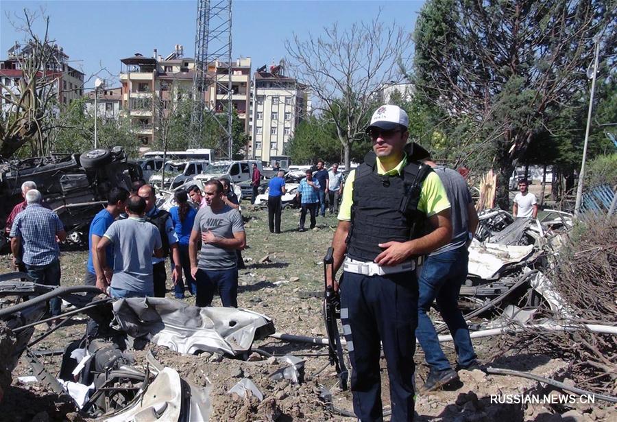Три человека погибли и еще 100 получили ранения в результате взрыва автомобиля в Турции