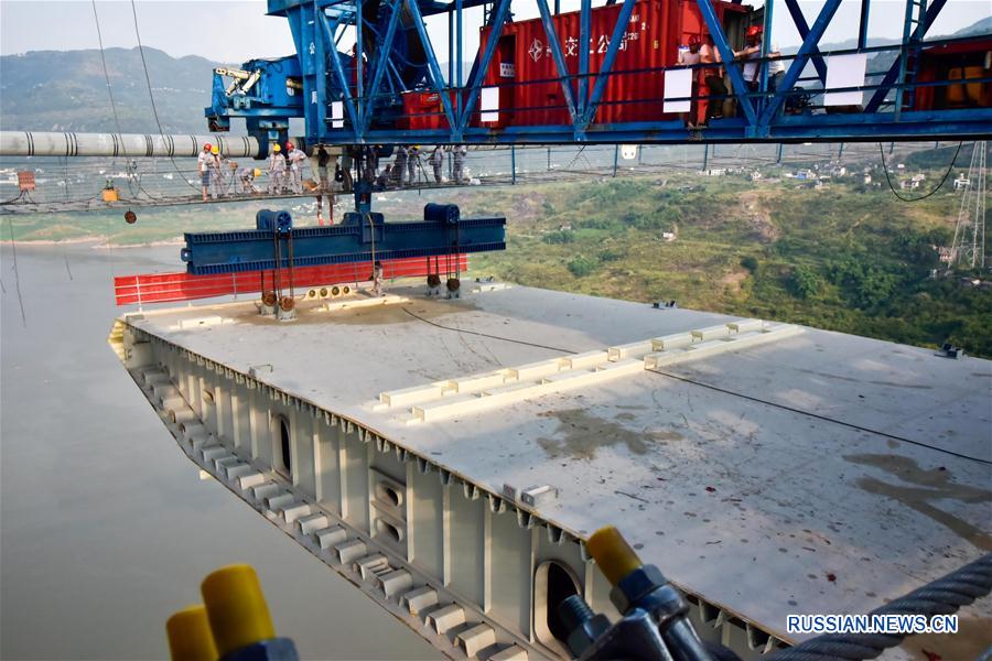 Успешно установлен первый сегмент стальной коробчатой балки нового моста Фума в Чунцине