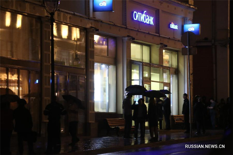 Захватчика заложников в банке в центре Москвы увезли сотрудники ФСБ на допрос