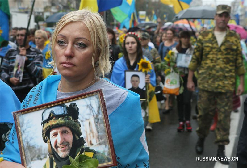 По центру Киева прошли матери военных, погибших в АТО