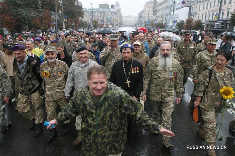 По центру Киева прошли матери военных, погибших в АТО