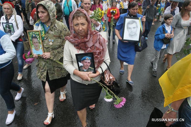 По центру Киева прошли матери военных, погибших в АТО