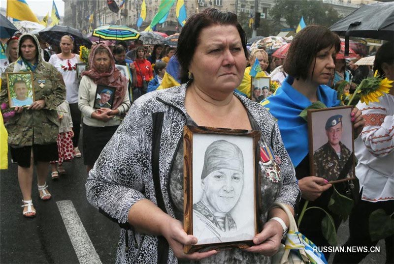 По центру Киева прошли матери военных, погибших в АТО