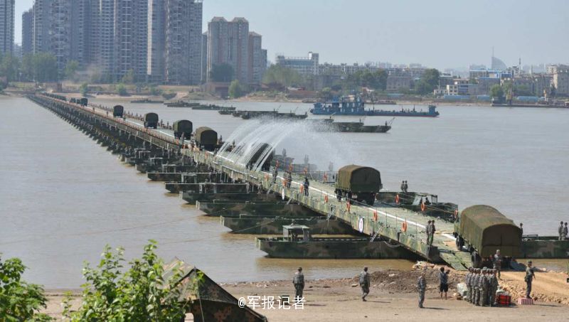 За полчаса саперы НОАК установили 1150-метровый понтонный мост через реку Янцзы