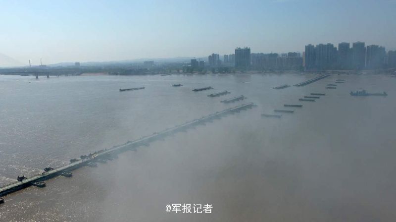 За полчаса саперы НОАК установили 1150-метровый понтонный мост через реку Янцзы