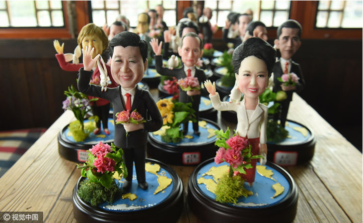 Миниатюрные скульптуры председателя КНР Си Цзиньпина и его супруги Пэн Лиюань.