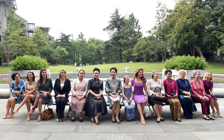 Пэн Лиюань вместе с женами лидеров иностранных государств посетила Китайскую академию искусств