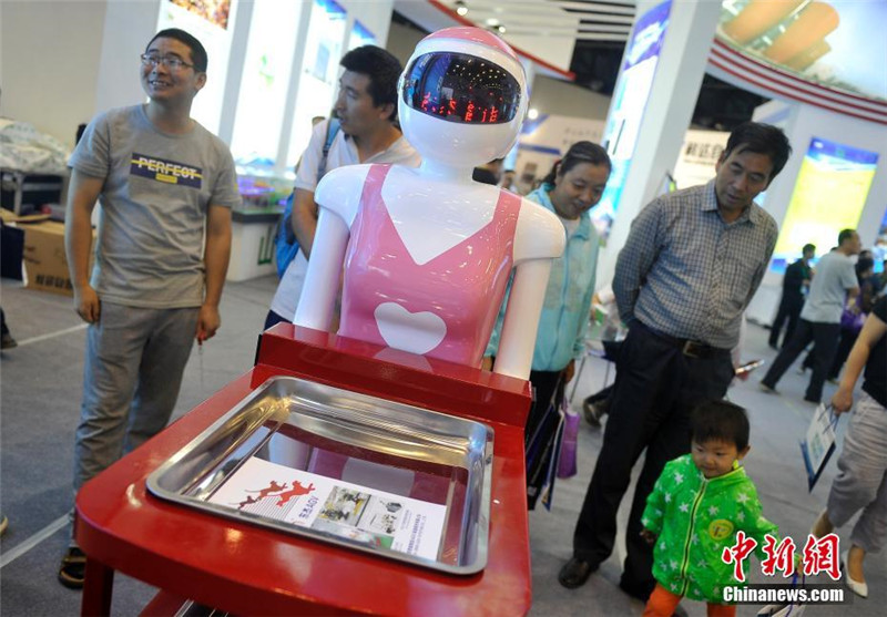 7 сентября в Китайском (тайюаньском) центре по сделкам с углем (China (Taiyuan) Coal Transaction Center), робот-официант приковал внимание многих работников ресторанного бизнеса. 