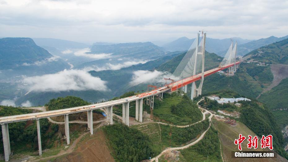 В Китае завершено смыкание самого высокого навесного моста в мире