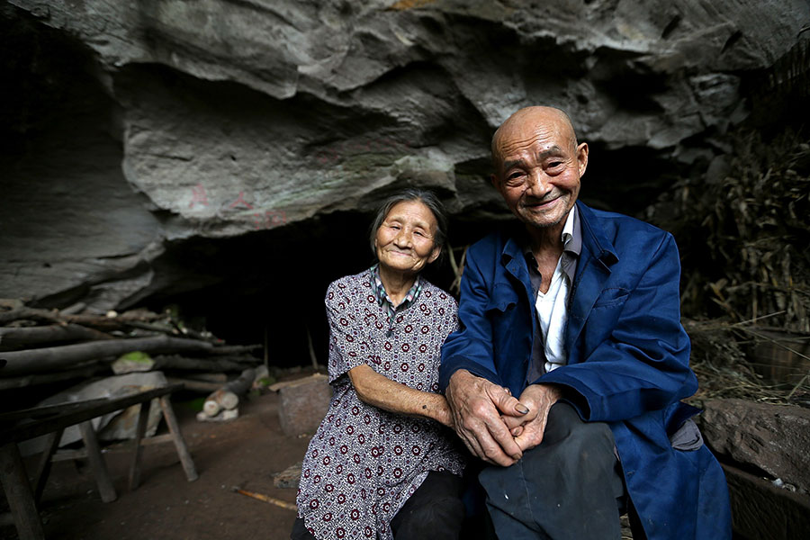 На фото: 81-летний Лян Цзыфу и его 77-летняя жена Ли Суин в их доме-пещере 8 сентября 2016 года. Фото/VCG