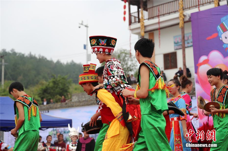 В Чунцине сыграли коллективную свадьбу по традиции народности Мяо