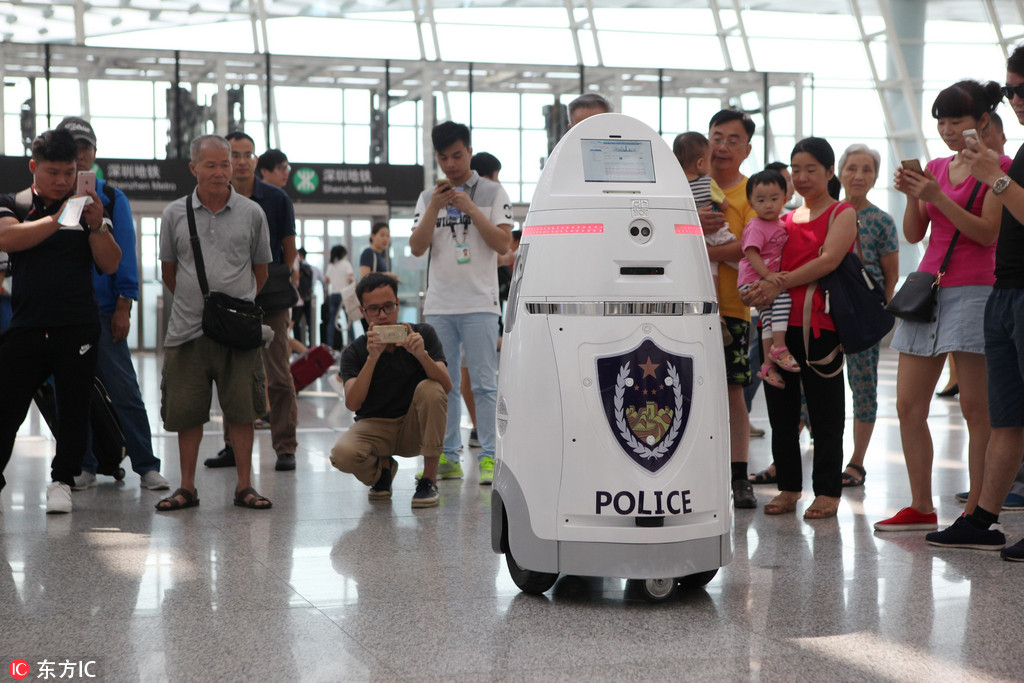 Первый китайский интеллектуальный робот-охранник появился в аэропорту Шэньчжэня