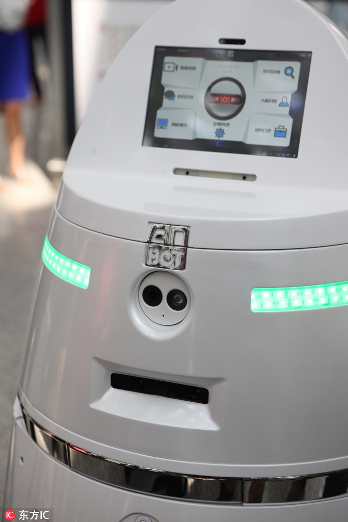 Первый китайский интеллектуальный робот-охранник появился в аэропорту Шэньчжэня