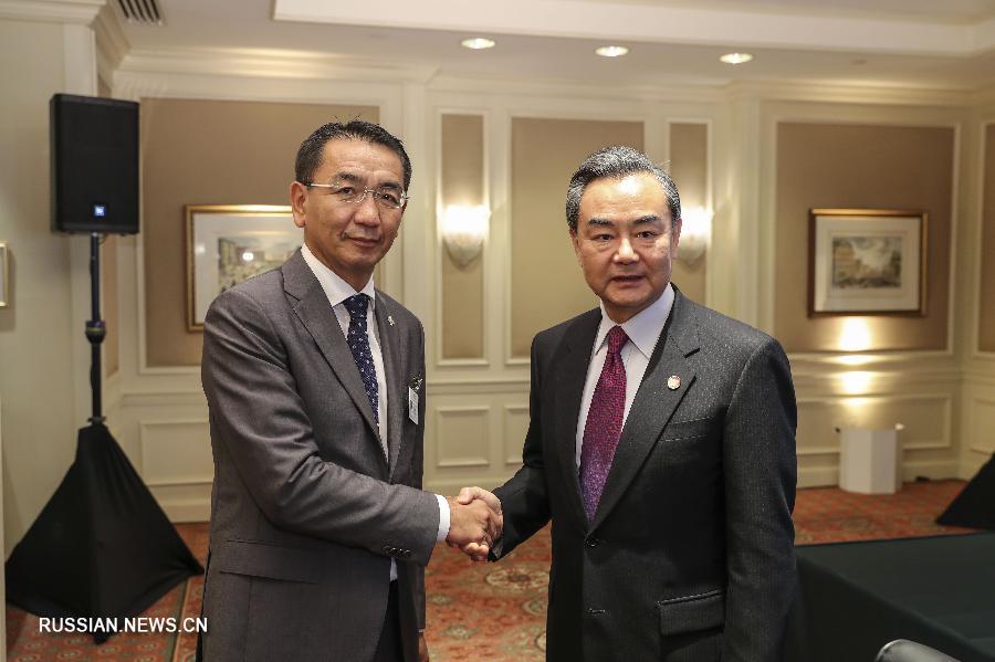 Ван И встретился с главой МИД Монголии