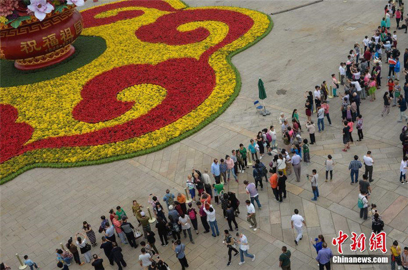 На площади Тяньаньмэнь появилась цветочная клумба в честь Дня образования КНР