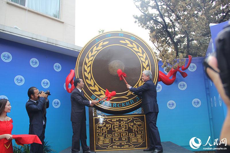 В Штаб-квартире ШОС установлена скульптурная композиция "Шанхайский дух"