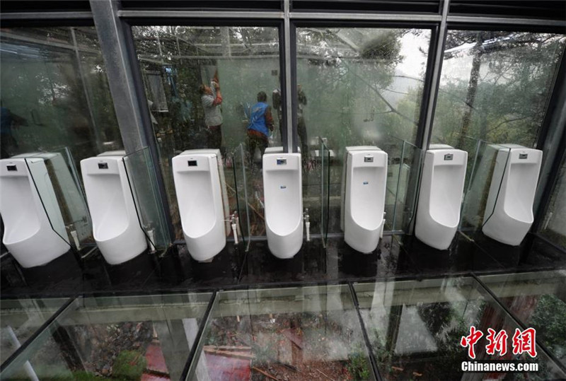 В городе Чанша появились прозрачные общественный туалет