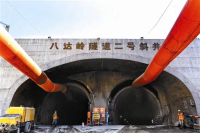 Под горой будет построена железнодорожная станция Бадалин на железной дороге Пекин - Чжанцзякоу