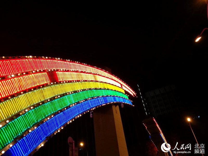 Радужный мост на улице Цзяньгомэнь.