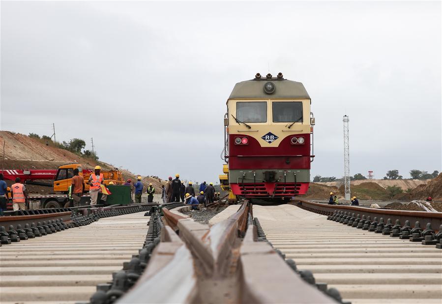 Построенную китайскими строителями железную дорогу открыли на востоке Африки