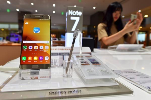 Компания Samsung остановила продажи смартфонов Galaxy Note 7 в Китае и обещает вернуть деньги всем покупателям