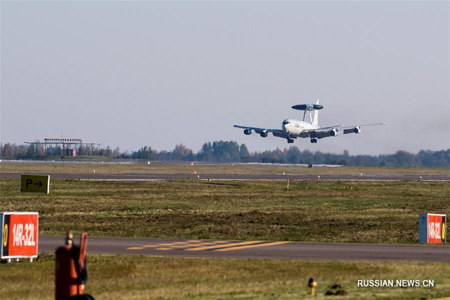 Самолет-разведчик НАТО Е-3А прибыл в Литву