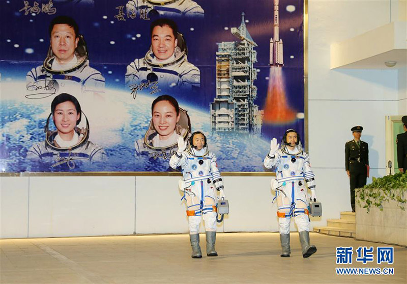 На космодроме Цзюцюань состоялась церемония проводов в космос экипажа пилотируемого космического корабля "Шэньчжоу-11"