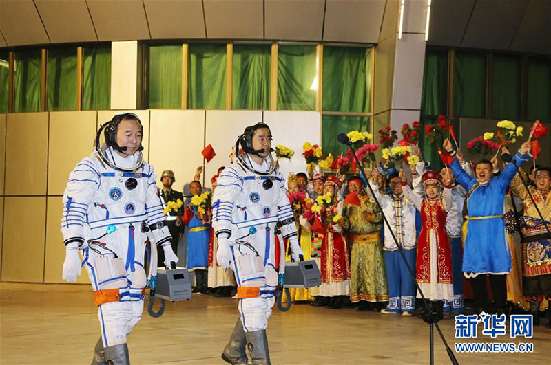 На космодроме Цзюцюань состоялась церемония проводов в космос экипажа пилотируемого космического корабля "Шэньчжоу-11"