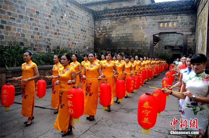 Показ "ципао" прошел на древней улице династии Мин