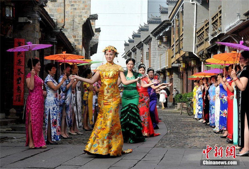Показ "ципао" прошел на древней улице династии Мин