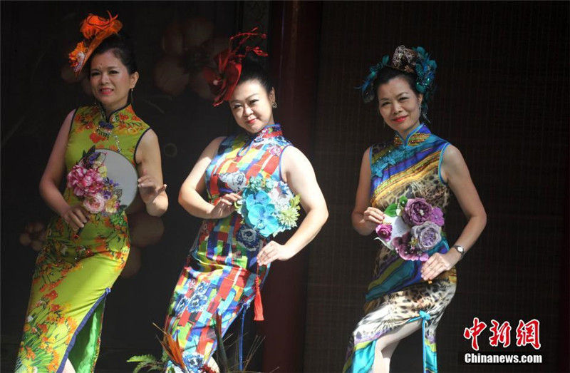 Показ "ципао" прошел на древней улице династии Мин