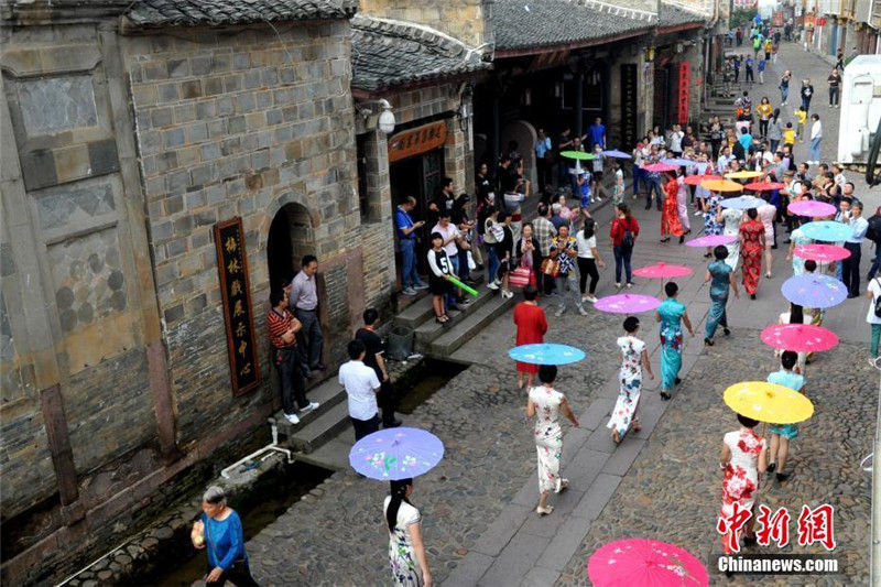 Показ "ципао" прошел на древней улице династии Мин
