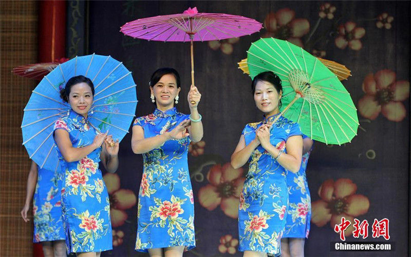 Показ "ципао" прошел на древней улице династии Мин