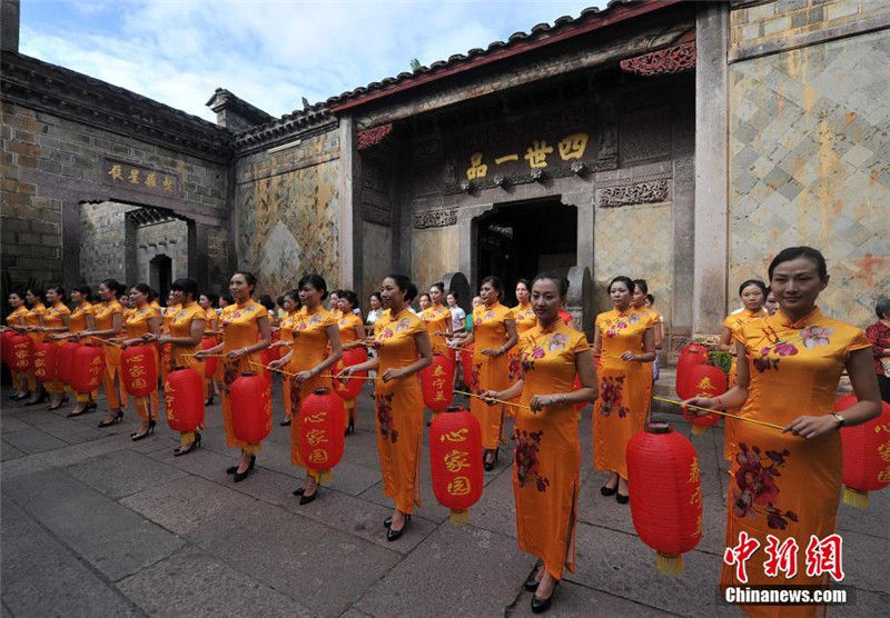 Показ "ципао" прошел на древней улице династии Мин