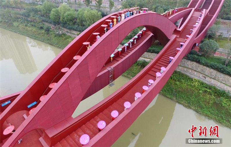 Сотни китаянок в "ципао" прошли по мосту