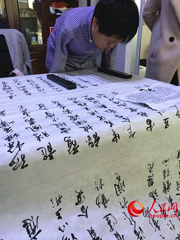 Китайский мужчина без рук за 8 лет внес пожертвования на сумму более 500 тысяч долларов США