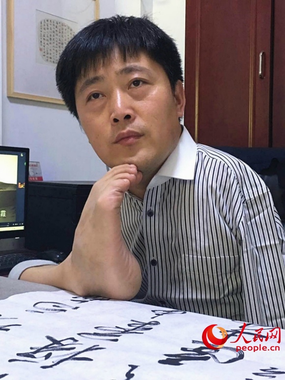 Китайский мужчина без рук за 8 лет внес пожертвования на сумму более 500 тысяч долларов США