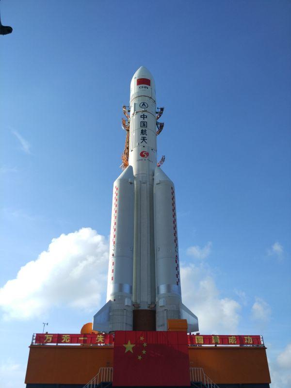 Китайская тяжелая ракета-носитель «Чжанчжэн-5» перевезена в пусковую зону